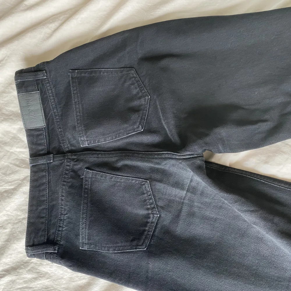 Säljer mina svarta Yoko jeans från Monki! Dom är midwaist och passar perfekt både storleken S och XS. Benen är raka och lite vidare. Super snygga men tyvärr för små för mig! Inget täcken på slitage!💓ANVÄND KÖP DIREKT. Jeans & Byxor.