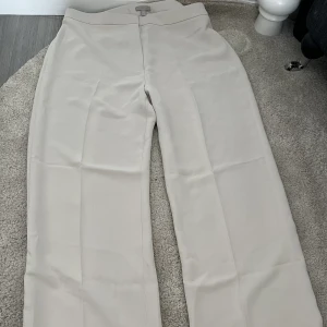 Kostymbyxor  - Fina ljus beiga kostymbyxor, aldrig använda bara provat 1 gång 
