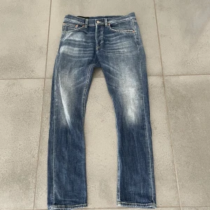 Dondup jeans  - Jag säljer nu min brorsas jeans. Dem är använda ett få tal gånger och är i nyskick. Han säljer pågrund av att dem är för små. Nypris är 1800kr