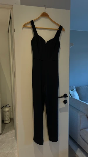 Byxdress  - Byxdress från HM. Storlek 38. Endast använd en gång.   Hämtas i Lund eller skickas om köparen står för frakten ☺️