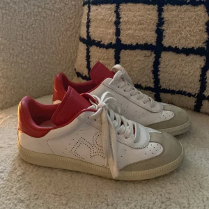 Isabel Marant Sneakers❤️ - Så fina Isabel Marant sneakers i superfint skick! Storlek 36, normala i storleken! Använda 3ggr pga för små❤️ Nypris 2899kr