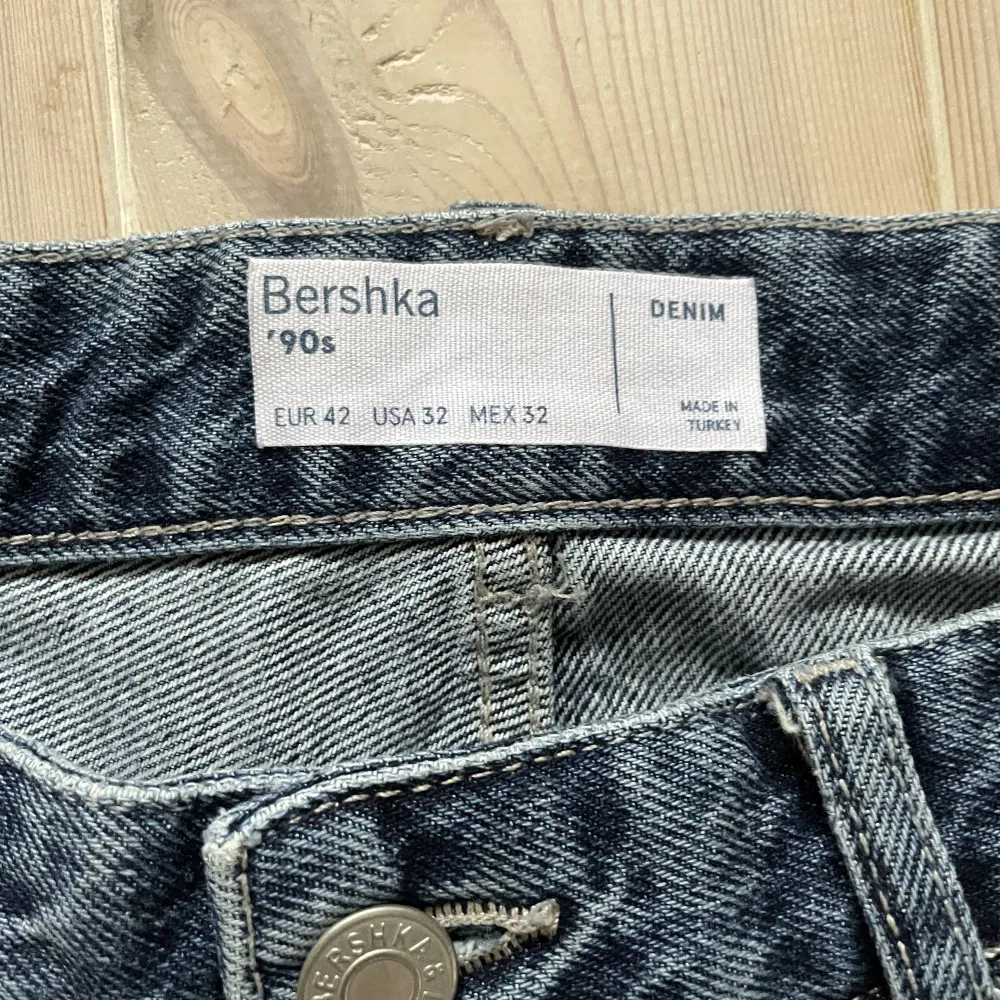 Limiterade jeans från Bershka köpta i Milano. . Jeans & Byxor.