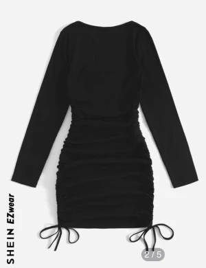 Shein knut rynkad svart klänning - Gillar inte att ha på mig klänningar. Har aldrig använd klänningen. Kan ses bara i Stockholm buda eller så är priset 190kr!! Man kan använda klänningen på alla årstider.