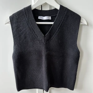 Svart stickad väst - Stickad väst från zara. Ganska varm och är i bra skick