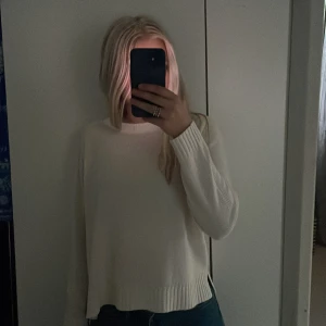 Vit stickad tröja - Fin vit stickad tröja från Hm, väldigt fint skick, är i storlek L men är väldigt liten i storlek så mer som en S/M