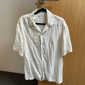 Skjorta - Kortärmad skjorta från Zara! Köparen står för frakten💞