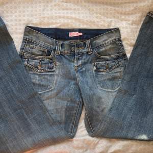 Snygga Y2K Jeans med rosa detaljer. Passar storlek L och M Skriv för bilder/Detaljer