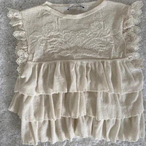 Topp från Zara  - Topp från Zara i storlek medium, endast använd en gång. 