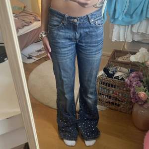 low waist jeans med kristaller längst ner från weekday🤍 älskar passformen o modellen men de är tyvärr för stora o lite för långa för mig som är 160 cm o har ett midjemått på 75cm.