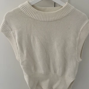 Stickad väst - Superfin stickad väst från ginatricot som jag bara använt en gång 💘