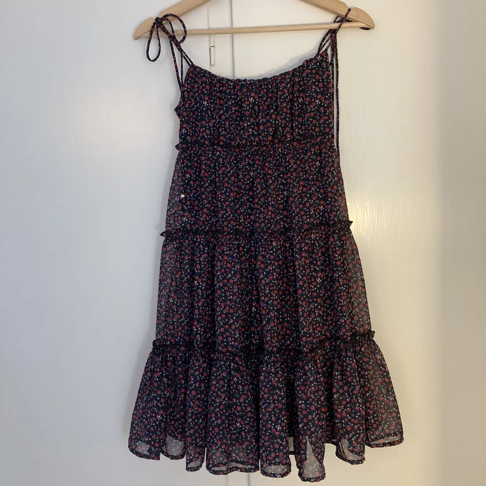 Säljer denna jätte söta klänningen från New Yorker✨. Klänningar.