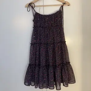 Säljer denna jätte söta klänningen från New Yorker✨