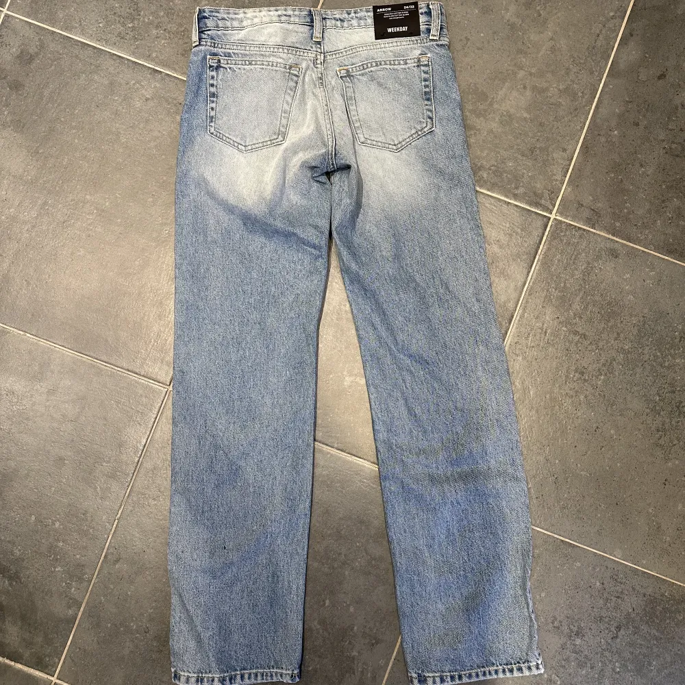 Säljer dessa snygga ”Arrow low straight jeans” från Weekday då de ej sitter bra på mig! Stl 24/32, oanvända, Innerbenslängden är 81cm🙌🏼nypris 590kr, köparen står för frakten!. Jeans & Byxor.