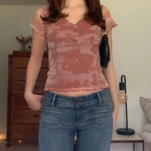 Mönstrad topp - Röd/beige topp i mesh med ett täckande lager under, vintage Kappahl! 🖤