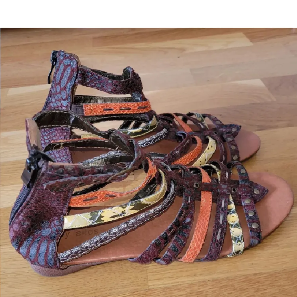 Vintage sandaler från Ellos i storlek 40. De är använda, men utan defekter. Kan fraktas, men köparen står för frakten 💕. Skor.