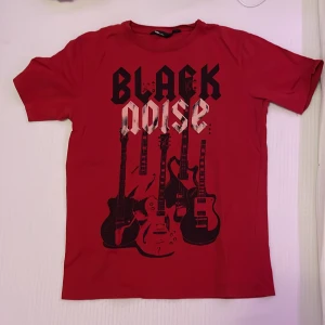 röd t shirt - En röd t shirt med tryck på framsidan❤️🎸