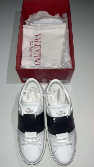 Valentino garavani  - Hej! Jag säljer nu mina Valentinos som inte riktigt var min stil, den är i nästan inprincip ny, bara använd ett par gånger. Skorna är köpta på miinto för 6933 kr, och vid fler bilder eller liknande är det bara att höra av sig.