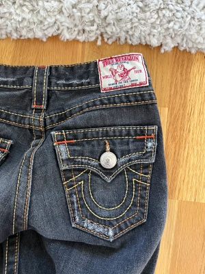 Fina trues  - KONTAKTA FÖR HÖGRE PRIS DIREKTKÖP❤️Låga vintage trues i bootcut💕 midja 76 & innerben 87cm. Super bra skick, jag är 170!🩷❤️500 eller högst bud + frakt