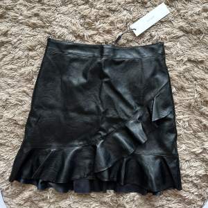 Svart kjol i skinnimitation från Neo Noir. Aldrig använd! Storlek xs. Nypris 599kr, mitt pris 250kr.