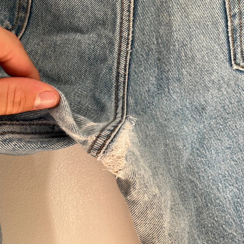 Ljusblåa weekday jeans i modellen Barrel. Lagning gjort mellan benen. Tveka inte på att skicka DM vid frågor.. Jeans & Byxor.