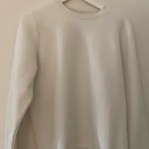 Säljer denna hel vitta hoodie utan luva från peak performance 