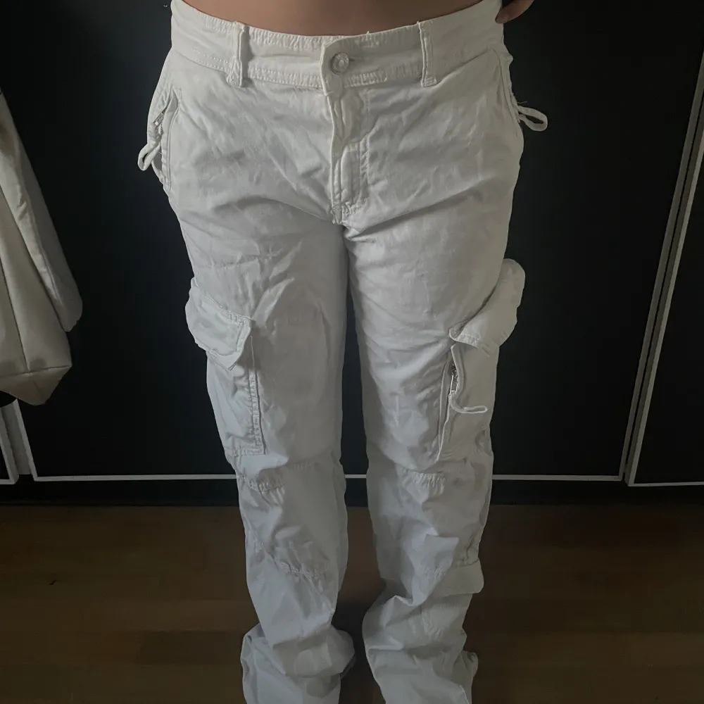 vita lågmidjade cargobyxor från zara som knappt är använda! blir lätt skrynkliga dock🤍🤍. Jeans & Byxor.