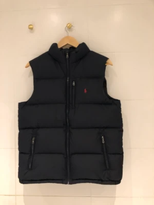 Polo Lalph Lauren  - En jätte fin polo väst som är nästan helt ny har haft den i 3 månader och har inte kommit till användning. Kan ta byten!