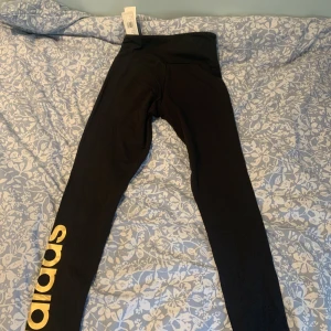 Svarta Adidasbyxor  - Svarta Adidasbyxor i storlek Xs. Jag säljer de för att de inte var i min stil.  De är endast testade en gång så gott som nya. Prislappen sitter kvar  Jag kan sänka prisger vid snabb affär 