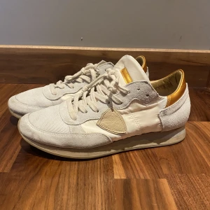 Philippe model skor - Ett par knappt använda skor från det populära märket Philippe model. Nypris ca 3000kr