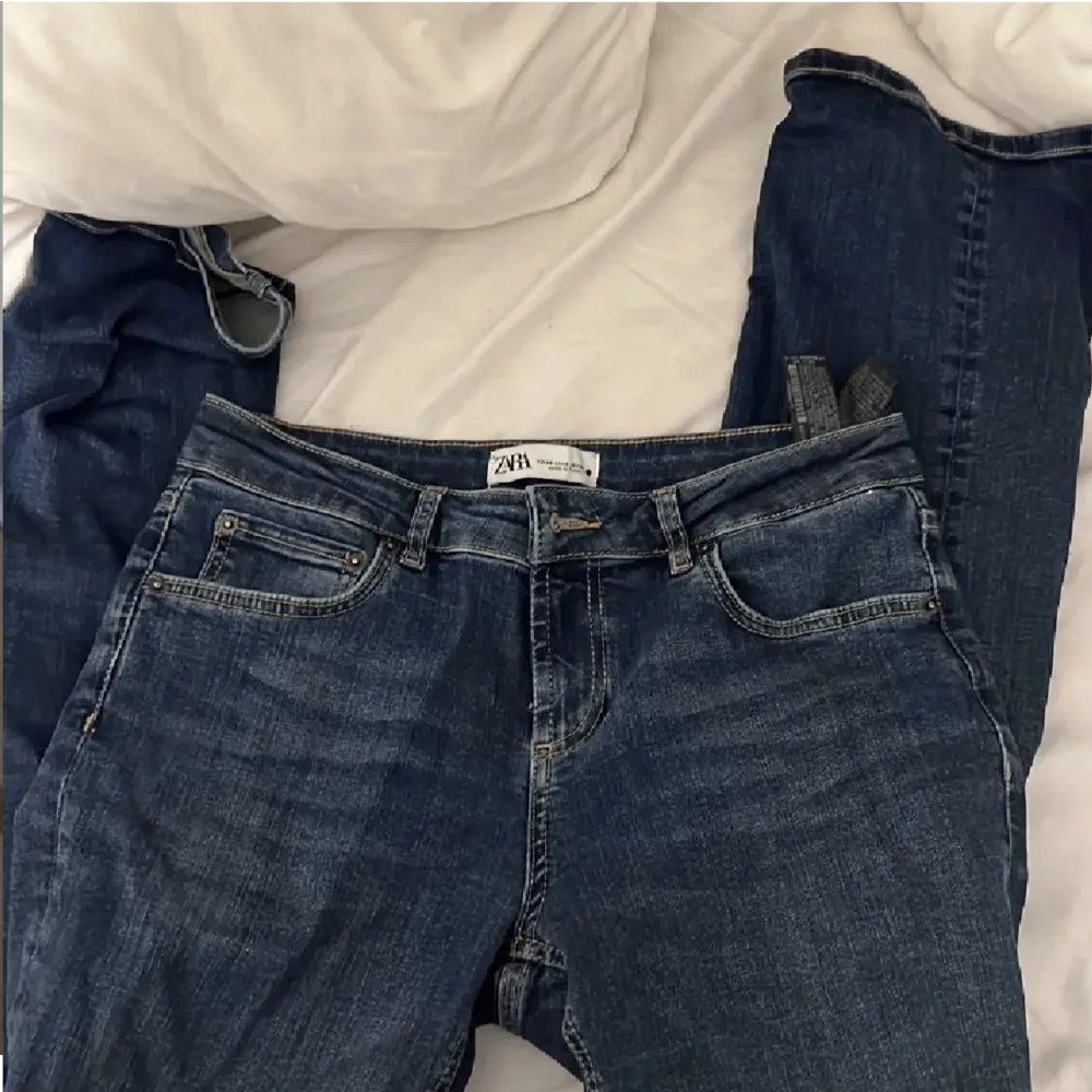 Zara jeans, storlek 40 men är stretchiga så passar även 38. Fint skick. Använda 1 gång. Säljer vidare då jag har för mycket jeans. . Jeans & Byxor.