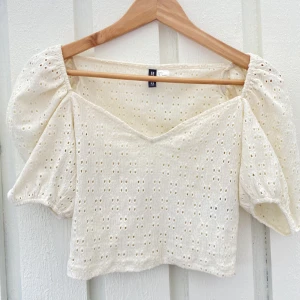 Vit topp HM - Söt vit topp från HM. Den här toppen köpte jag på hm för några år sedan men har växt ur den. Fin topp som går att använda till alla olika tillfällen.