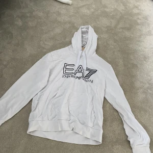 Ea7 hoodie - Säljer denna ea7 hoodie då jag inte använder den. Tröjan är inte använd ofta. Strl xs men är lite stor.