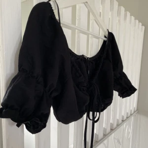 Fest topp - Superfin topp perfekt för fest! Lite puffiga armar och knytdetaljer fram till. Ny och oanvänd!