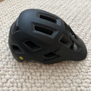 Cykelhjälm Coyote - Säljer denna helt oanvända MTB mountainbike hjälm med justerbar insida. Storlek L (58-61)