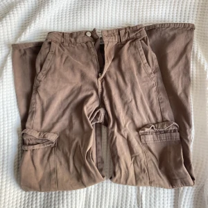 Bruna cargos  - Snygga cargobyxor som tyvärr är för små för mig, urtvättade men bra kvalitet. Tryck gärna på köp nu💕