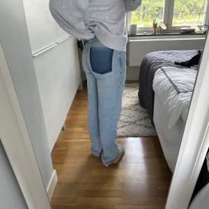 Supercoola jeans med en ficka. Gör en basic outfit mer unik😆passar 36/S