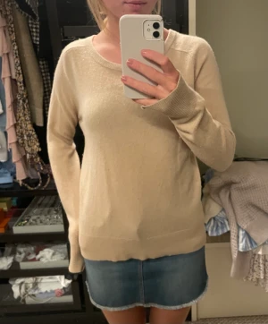 Soft Goat tröja  - Säljer denna sjukt fina soft Goat tröja som köptes för ungefär 3000 och säljer för 700. Nästan aldrig använd och säljer då den inte kommer till användning. 