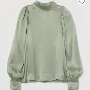 En grön blus från H&M aldrig använd prislapp kvar med ballongärm och knäppning i nacken. Nyskick. (lånade bilder) Säg till om ni vill ha fler bilder på plagget.