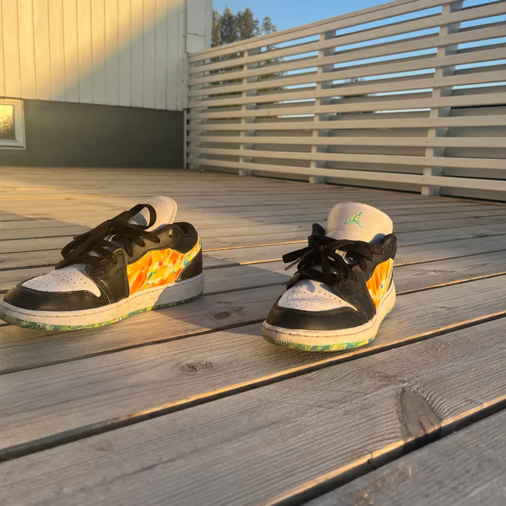 Säljer dessa låga jordans med as ball färg, har tyvärr inte kvar boxen… Säljes då de blivit försmå💕  Nypris 1499  Säljer för 600. Skor.