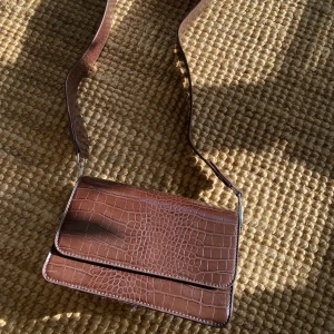 Brun väska Vila  - Brun axelremsväska från Vila, använ max 3-4 gånger 