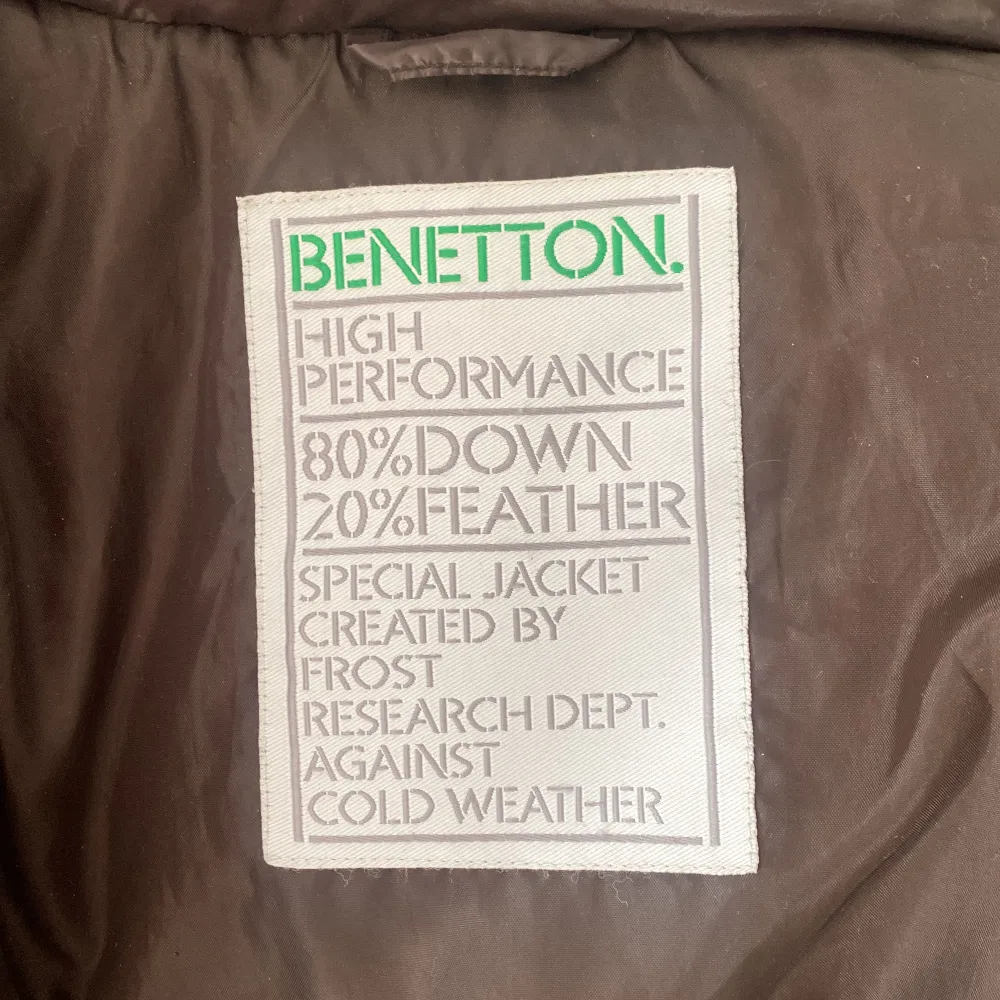 Skitsnygg brun dunjacka från Benetton, i toppenskick🫶🏼. Jackor.