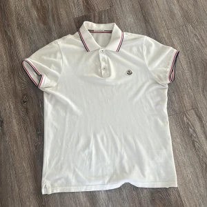 Vit moncler pike  - Moncler pikeen köpt på NK storlek M ny pris 2600kr Nk box finns 