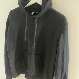 Hoodie  - Svart hoodie från hm i bra skick💕 