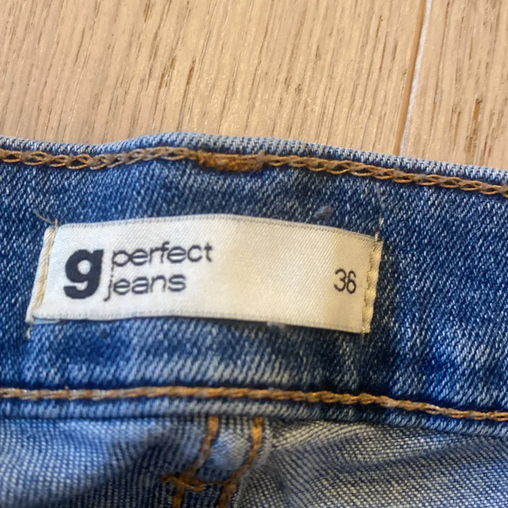 För fina jeans ifrån GinaTricot, säljer dom pågrund av att det sitter för tajt och att d är for korta.💘😩Säljer för 360kr, original pris 500kr. Jätte fina o så värt att köpa!💘🙏. Jeans & Byxor.