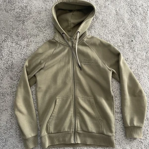 Peak performance zip hoodie  - Mörkgrön zip hoodie från peak i bra skick.