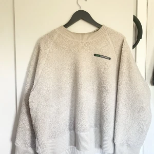 Carin Wester tröja  - En Carin Wester tröja i storlek : M funkar abslout till den som har stolen L med .  Tröja är använt några gånger men är i bra skick och kvalite , köparen står för frakten ! 