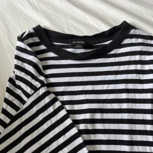 Randig långärmad - Svart/vit randig långärmad tröja från Monki! Fint skick förutom ett litet hål på vänsterarmen. (Hör av dig om du vill se hålet). Storleken är  S! 🖤🤍