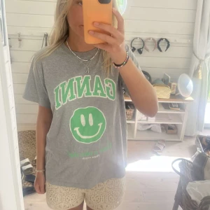 Ganni t-shirt  - Säljer min fina ganni t-shirt som inte kommer till någon användning längre💕