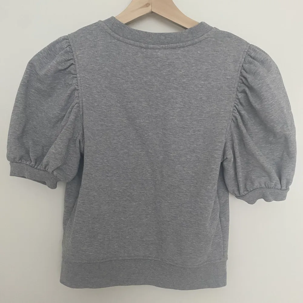 Säljer denna supersöta gråa tröjan från &OtherStories i storlek xs då den ej kommer till användning. Tröjan är i bra skick och nästan aldrig använd. Skriv privat vid intresse eller om ni har några frågor. Fler bilder kan skickas och priset kan diskuteras💞. Tröjor & Koftor.