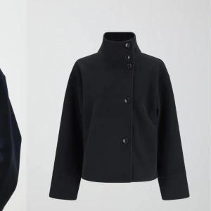 Short felt jacket ginatricot - Helt oanvänd kappa ifrån ginatricot, etiketten är kvar. Storlek XS i färgen navy. Slutsåld överallt!